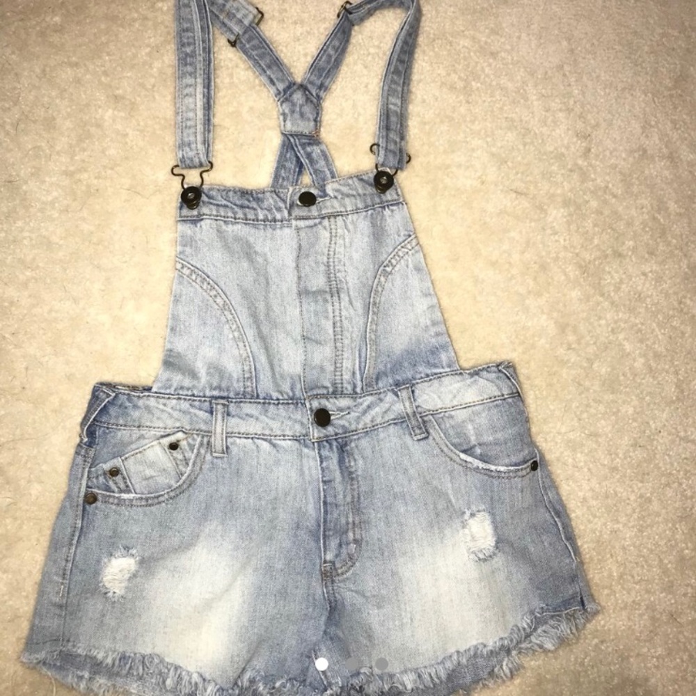 Light Wash Denim Overalls!!!! 🌸💌🏹